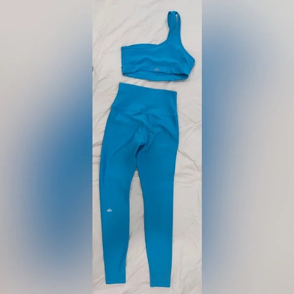 ALO Yoga Airlift Turquoise Workout Set is available for purchase on au PAY  Market - Imported Goods Online Store Co.Ltd. | au PAY Market - Online  Shopping Site